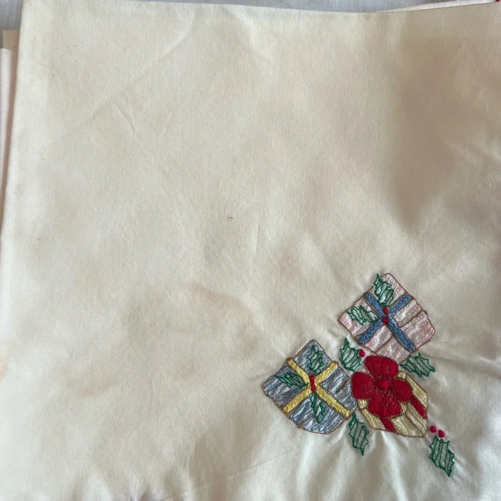Holiday Embroidered Table Linens Placemat and Napkin Sets (8)